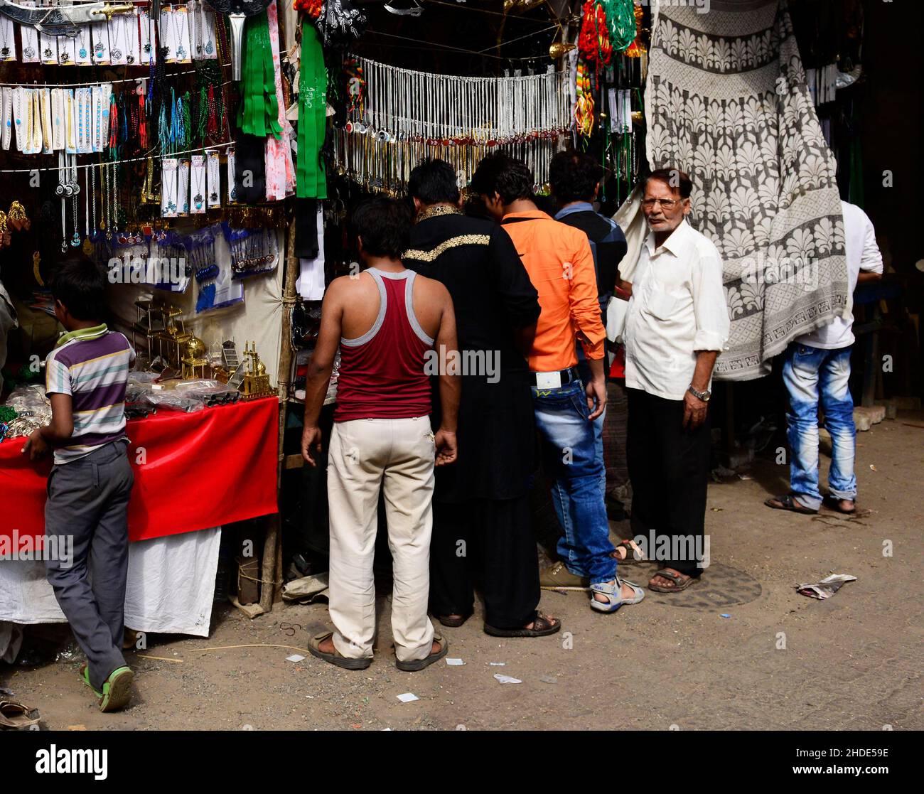 Negozi che vendono coltelli e lame utilizzati per la disboscamento durante  il festival musulmano Ashura Shia vicino alla moschea iraniana di Mumbai,  India Foto stock - Alamy