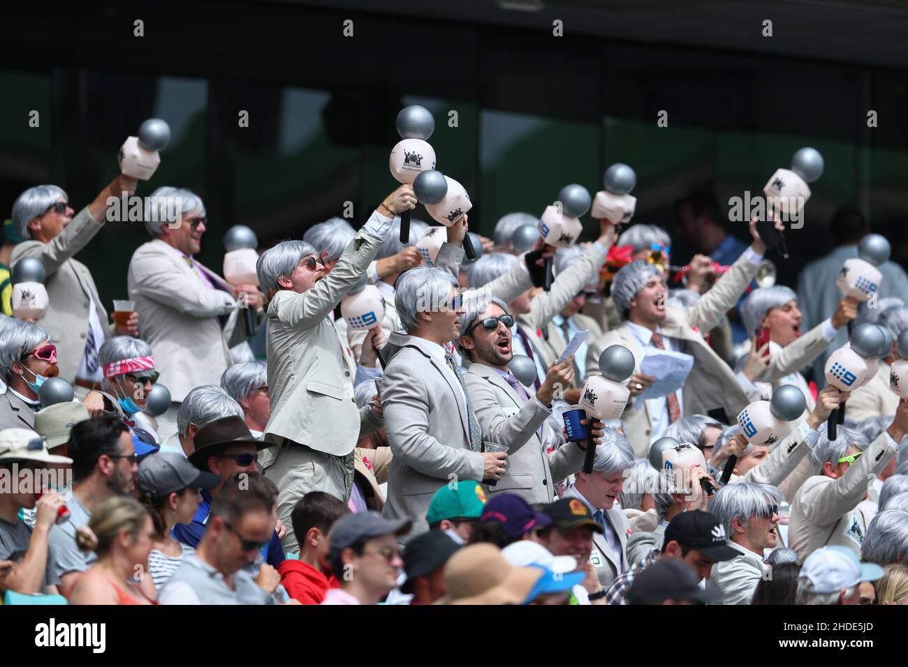 Sydney, Australia. 6th gennaio 2022: Sydney Cricket Ground, Sydney Australia; Ashes International test Cricket, Australia versus Inghilterra, 4th test day 2; fan di cricketer e emittente Richie Benaud cantare durante la partita credito: Action Plus Sports Images/Alamy Live News Foto Stock