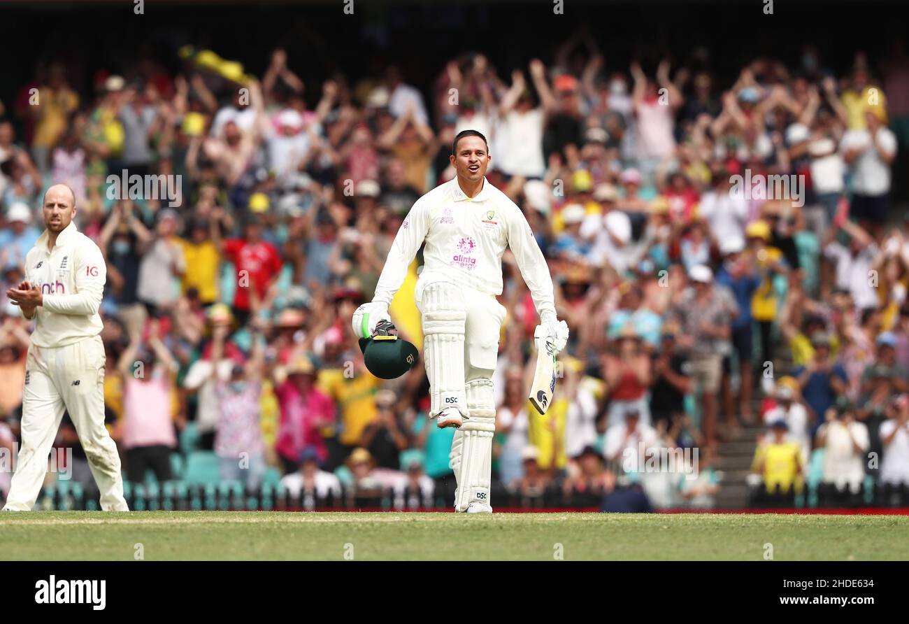 L'australiano Usman Khawaja celebra il suo secolo durante il secondo giorno della quarta prova delle ceneri al Sydney Cricket Ground, Sydney. Data foto: Giovedì 6 gennaio 2022. Foto Stock