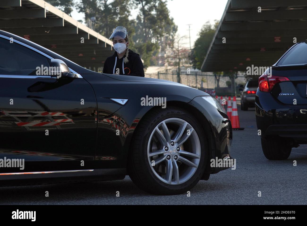 La formazione di automobilisti in un sito di test drive-thru coronavirus COVID-19 tra l'impennata della variante omicron all'East Los Angeles College, mercoledì, gennaio Foto Stock