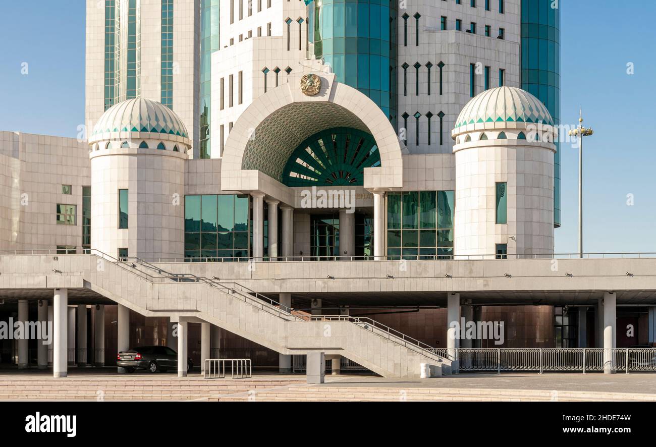 Esterno del palazzo del Parlamento del Senato kazako nella capitale del paese - Nur-Sultan, Astana, Kazakhstan, Asia centrale Foto Stock
