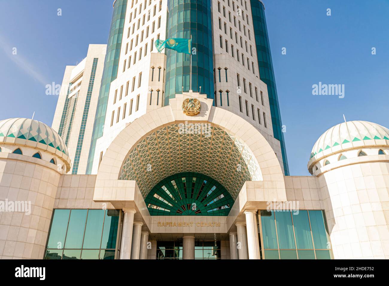 Esterno del palazzo del Parlamento del Senato kazako nella capitale del paese - Nur-Sultan, Astana, Kazakhstan, Asia centrale Foto Stock