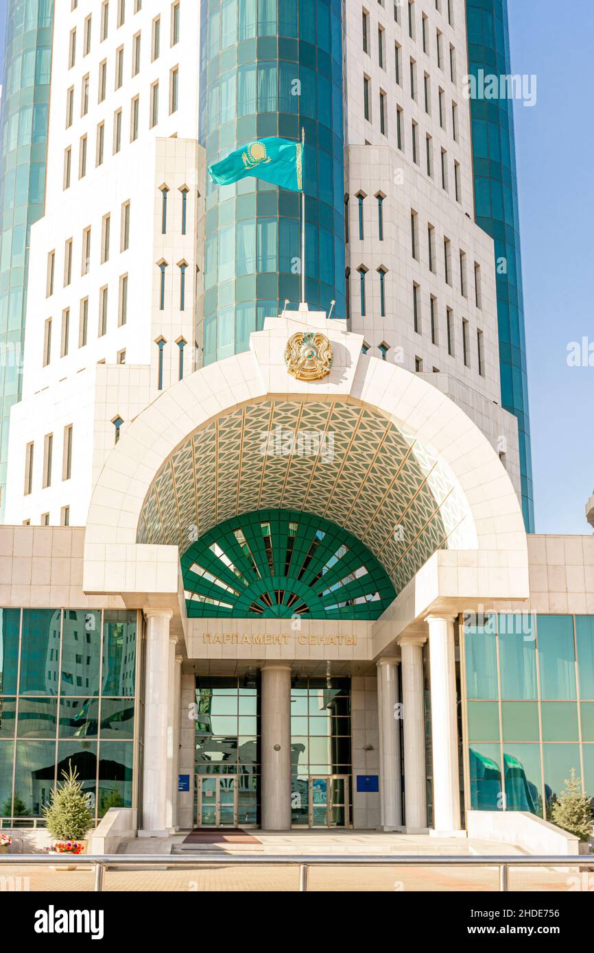 Esterno del palazzo del Parlamento del Senato kazako nella capitale del paese - Nur-Sultan, Astana, Kazakhstan, Asia centrale Foto Stock