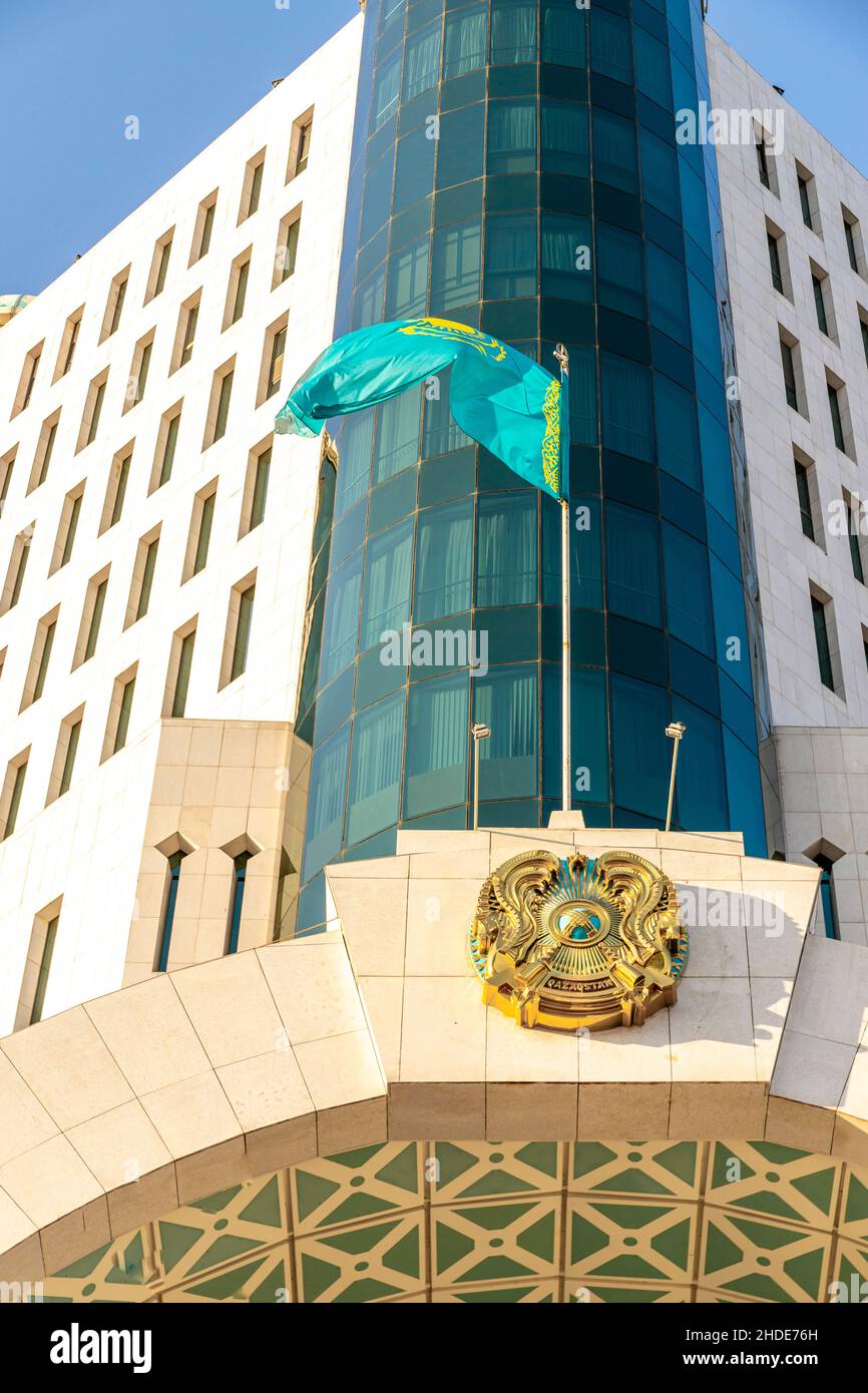Esterno del palazzo del Parlamento del Senato kazako nella capitale del paese - Nur-Sultan, Astana, Kazakhstan, Asia centrale Foto Stock