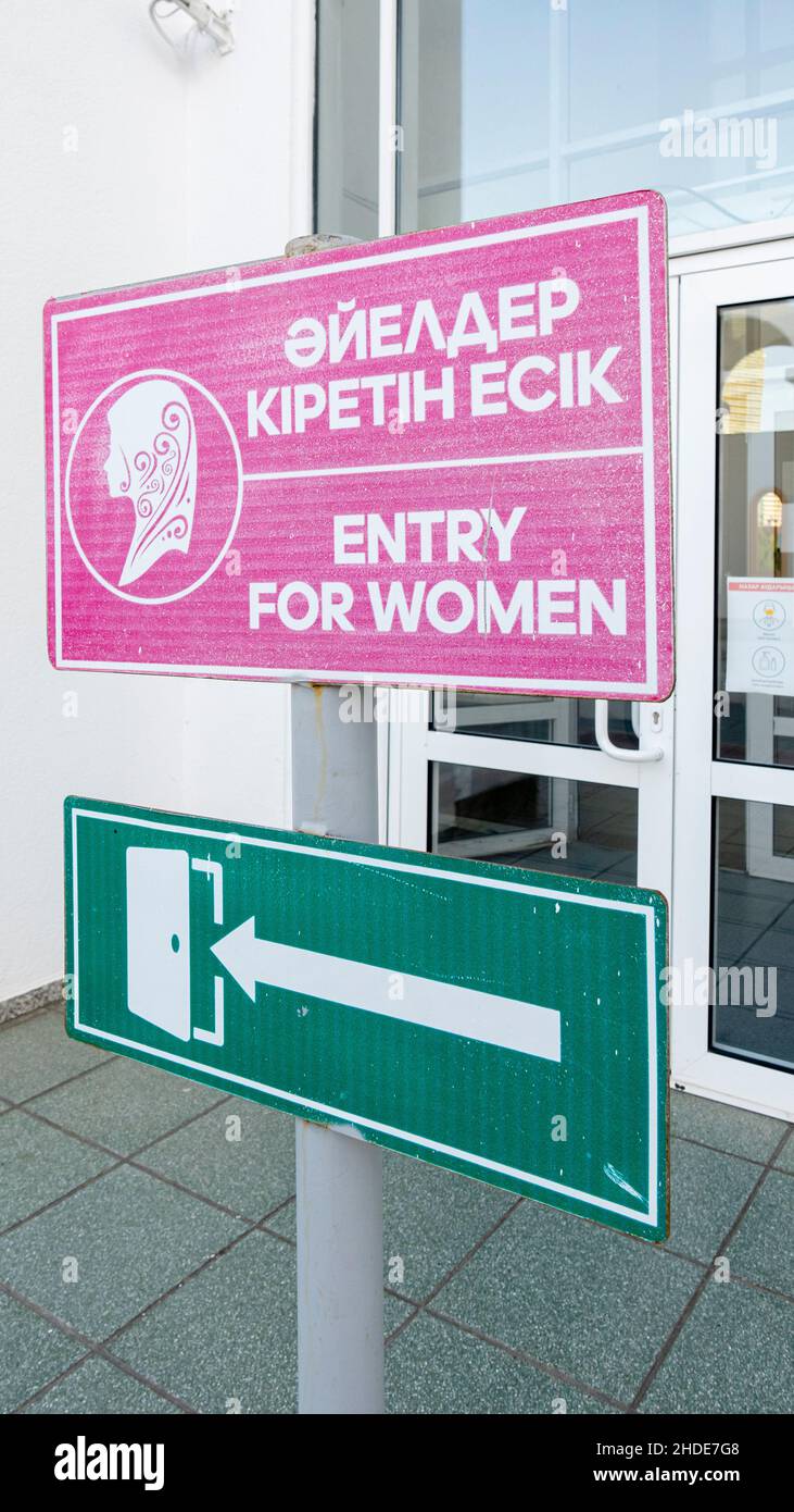 Segnale direzionale che mostra l'ingresso solo per le donne in inglese e kazako, ingresso alla moschea di Astana, Nur-Sultan, Kazakhstan, Asia centrale Foto Stock