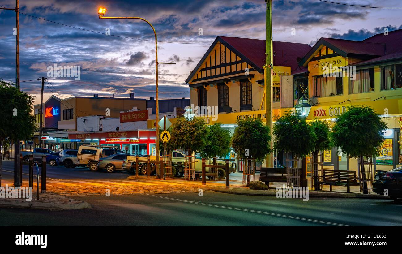 Stanthorpe, Queensland, Australia - Negozi e bar lungo la strada principale al tramonto Foto Stock