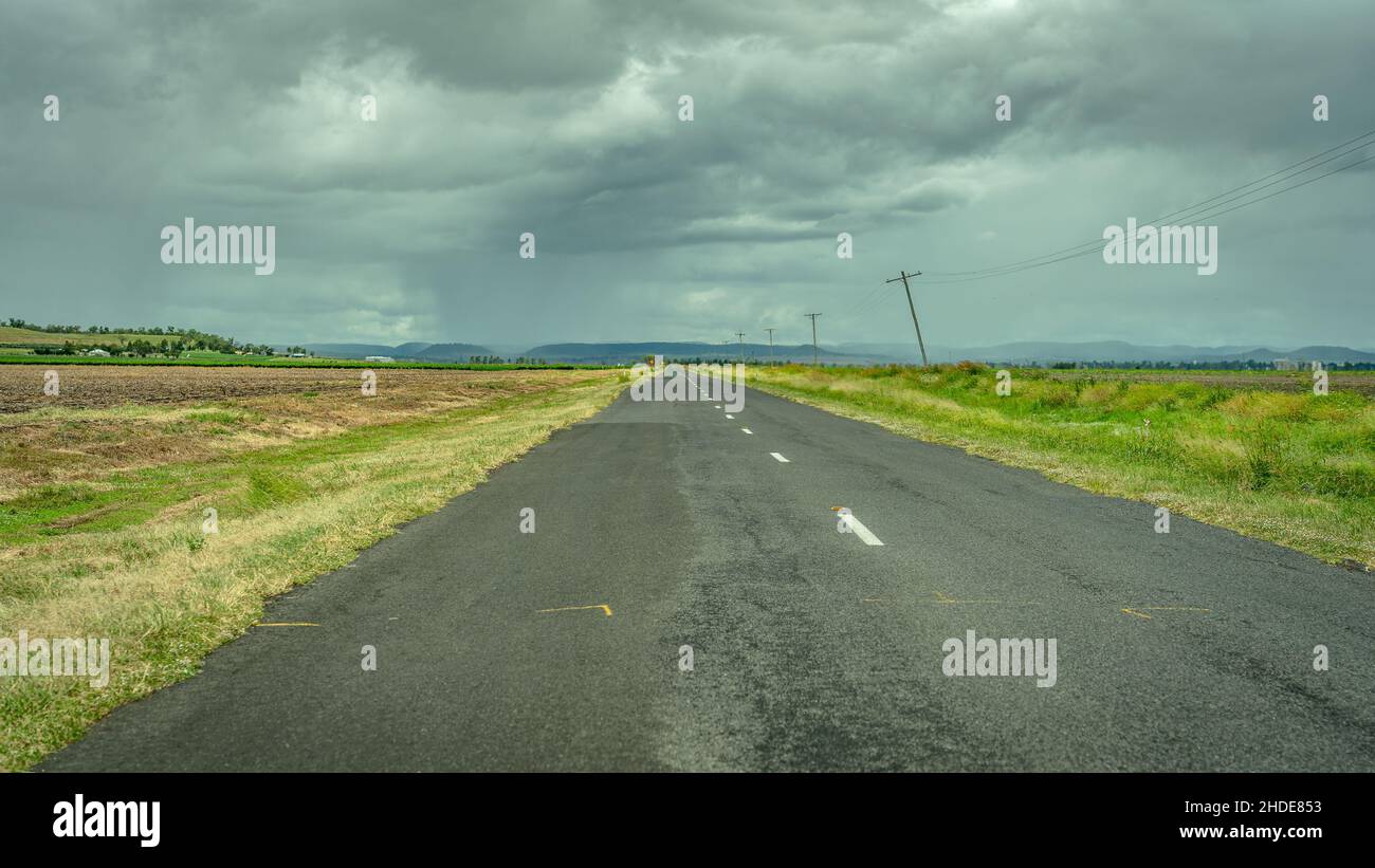 Strada vuota rurale del Queensland australiano Foto Stock