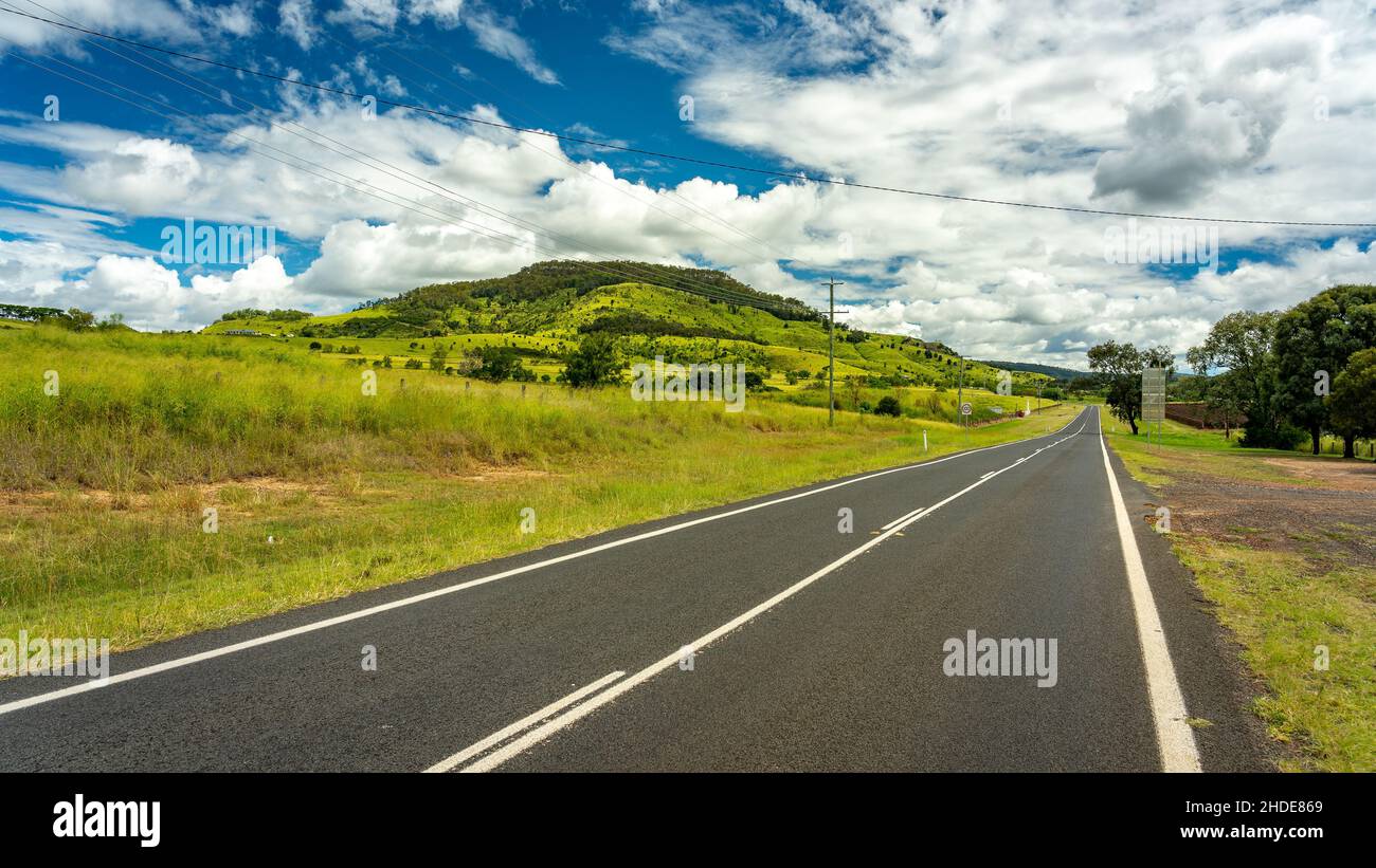 Strada pittoresca lungo la Gatton Clifton Rd, Queensland, Australia Foto Stock