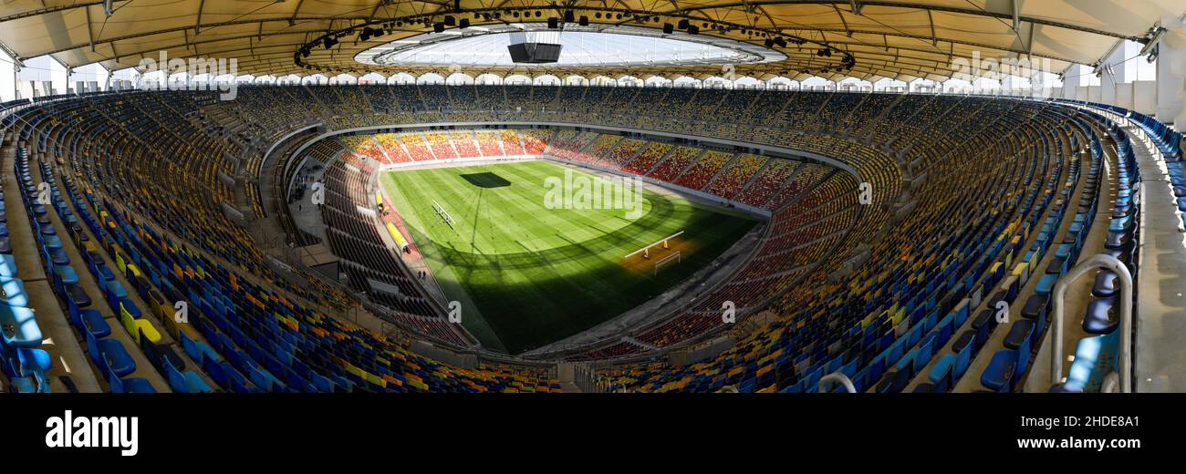 Bucarest, Romania - 25 aprile 2021: Panorama fatto da immagini multiple con lo Stadio Nazionale Arena di Bucarest in una giornata di sole. Foto Stock