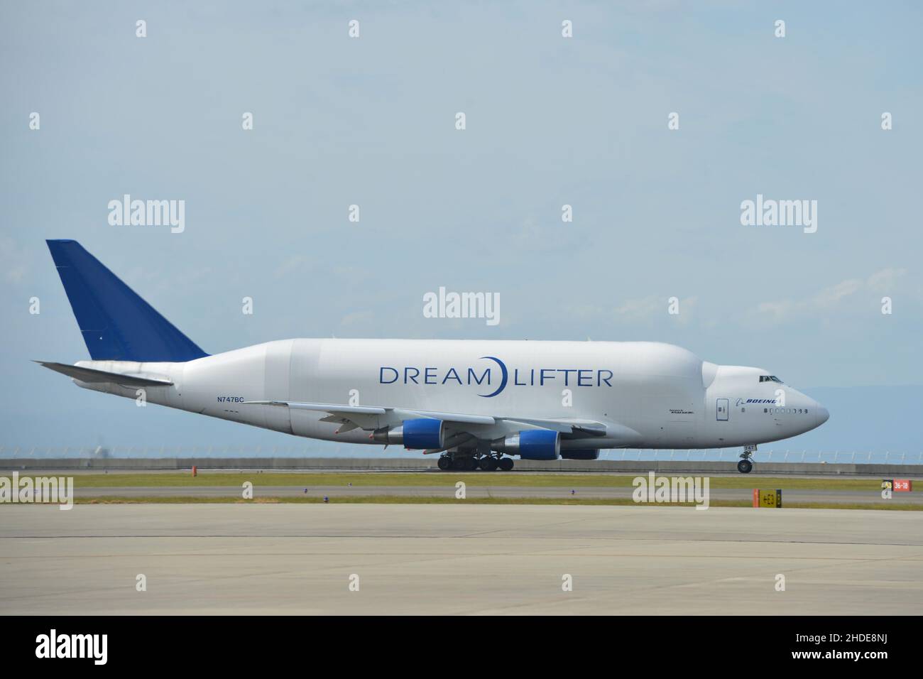 Un Boeing 747-400LCF 'reamlifter' (N747BC) decollo dall'aeroporto di Chubu 'Centrair', è un aereo da carico dedicato utilizzato per trasportare le parti principali del 787, il 12 ottobre 2012. Credit: Tadayuki YOSHIKAWA/Aviation Wire/AFLO/Alamy Live News Foto Stock