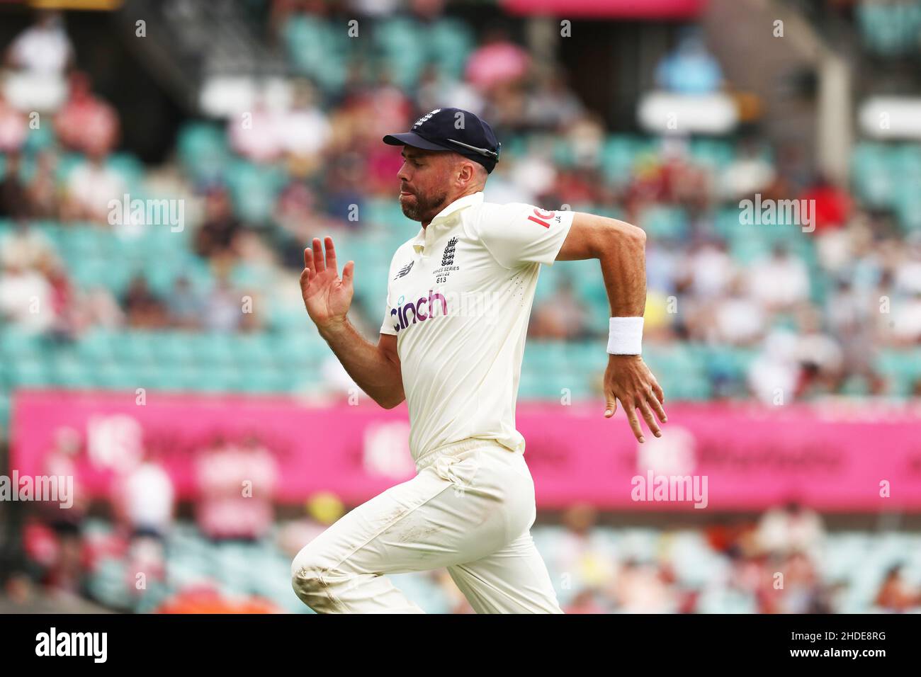 James Anderson in Inghilterra insegue in campo durante il secondo giorno del quarto test Ashes al Sydney Cricket Ground, Sydney. Data foto: Giovedì 6 gennaio 2022. Foto Stock