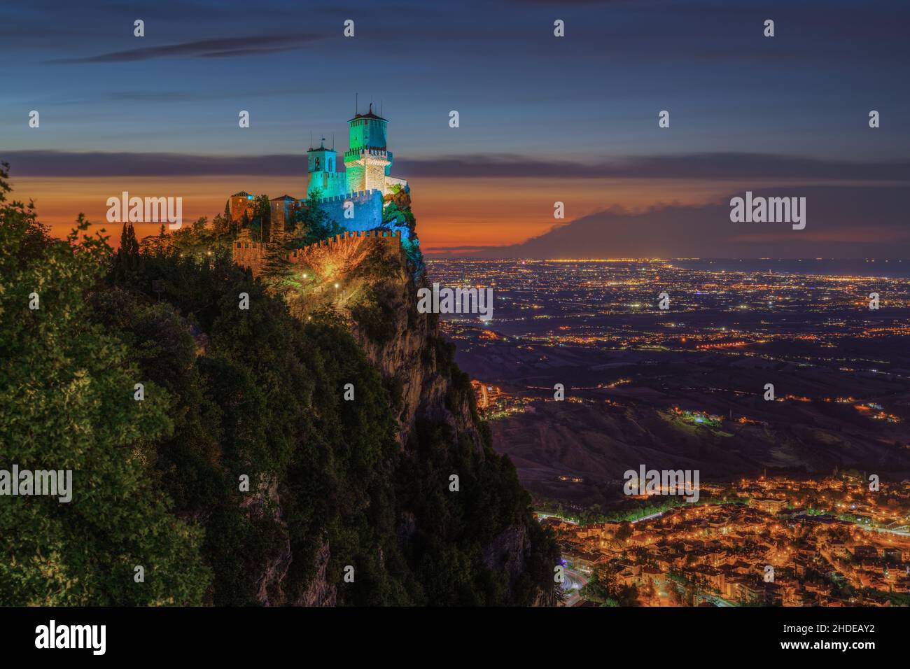 Splendida vista al tramonto sul monte Titano e sulla torre Guaita nella Repubblica di San Marino Foto Stock