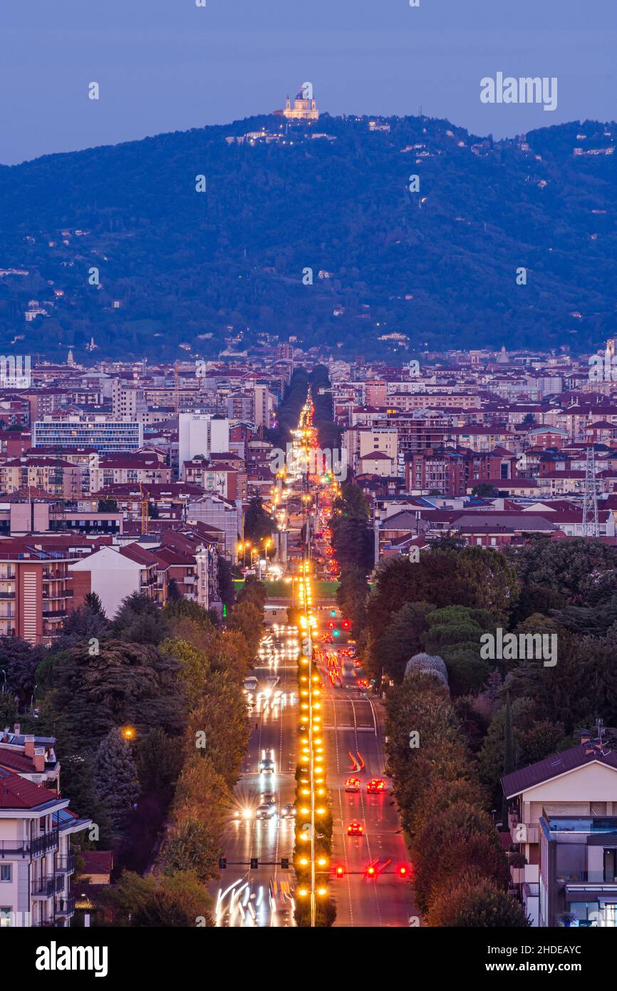 L'intera strada di corso Francia con Superga sullo sfondo in cima alla collina di Torino Foto Stock
