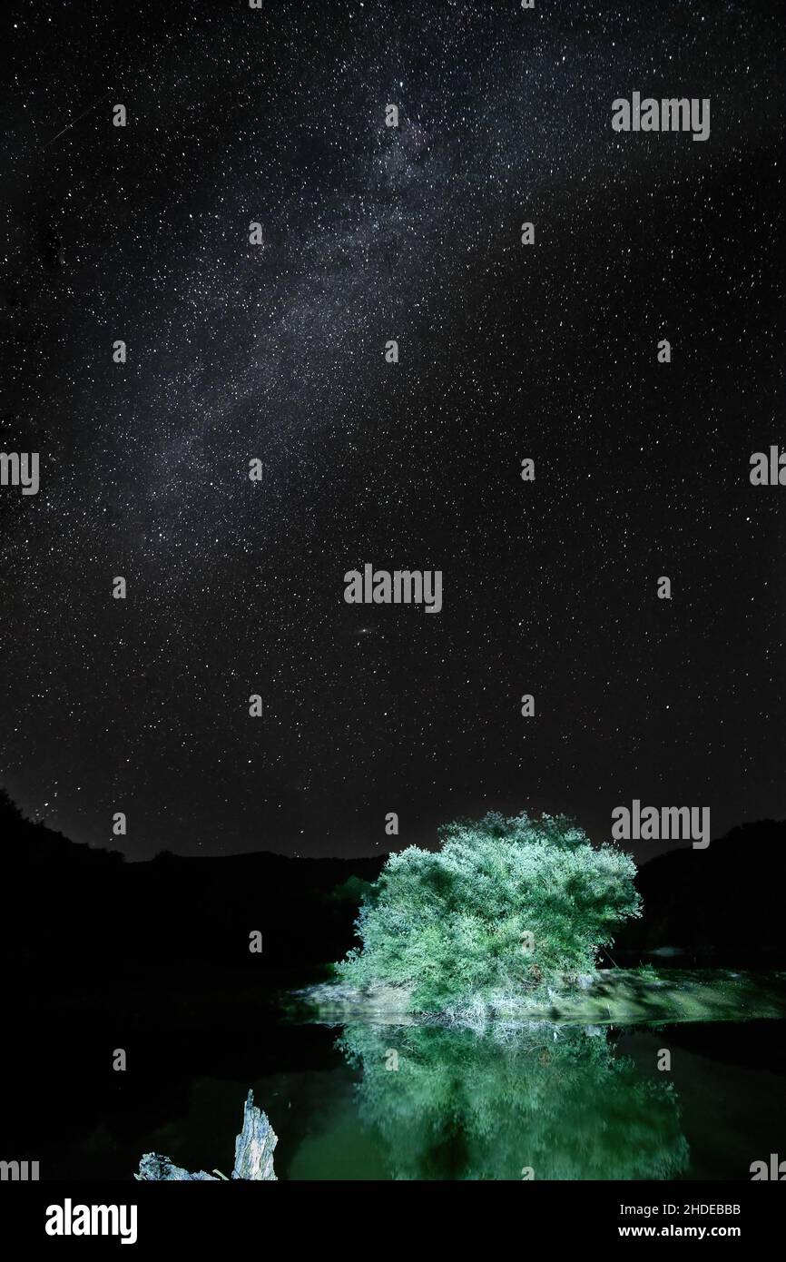 Davit Bek lago di notte sotto le stelle e Milky Way Veil Foto Stock