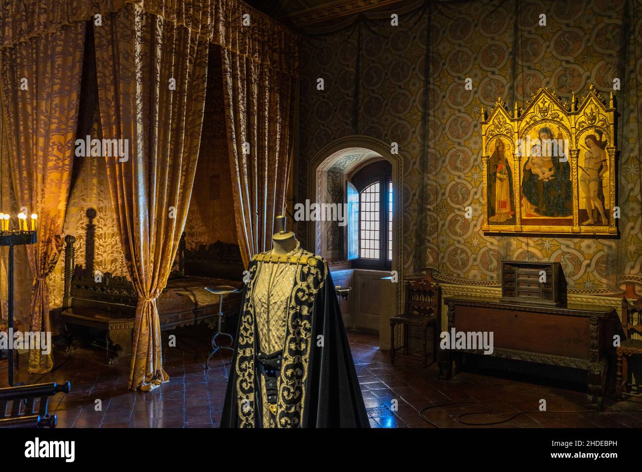 Interno del castello di Gradara (Castello Malatestiano), famoso per la posizione di Paolo e Francesca descritta da Dante Alighieri nella Divina Commedia. Foto Stock