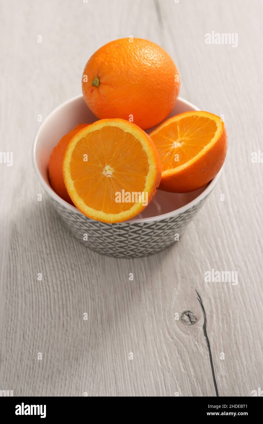 Riassunto frutta di agrume arancione e vetro umido con gocce d'acqua Foto Stock