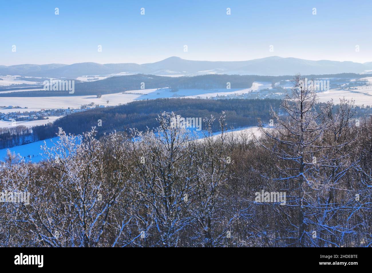 Montagne Zittau e montagna Lausche in inverno con molte neve Foto Stock