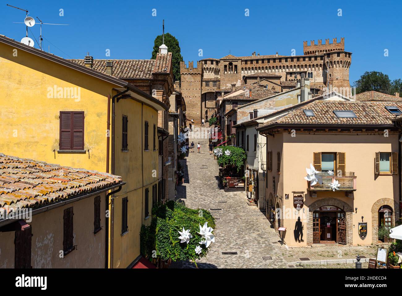 Vista di Gradara, una colorata cittadina medievale nelle Marche e famosa destinazione turistica, Marche, Italia Foto Stock