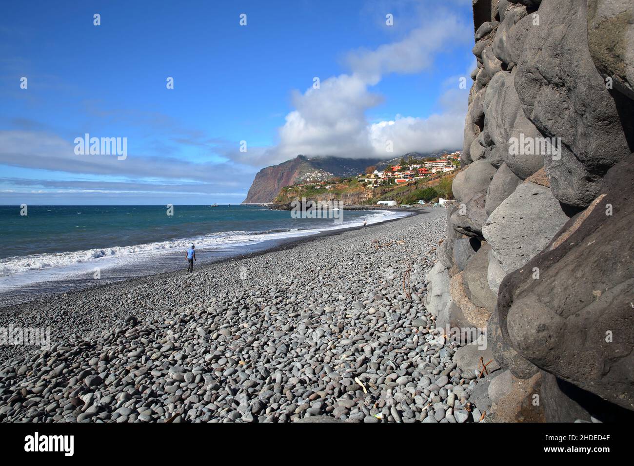 Formosa Beach situato vicino a Camara de Lobos, Isola di Madeira, Portogallo, con formazioni rocciose in primo piano Foto Stock