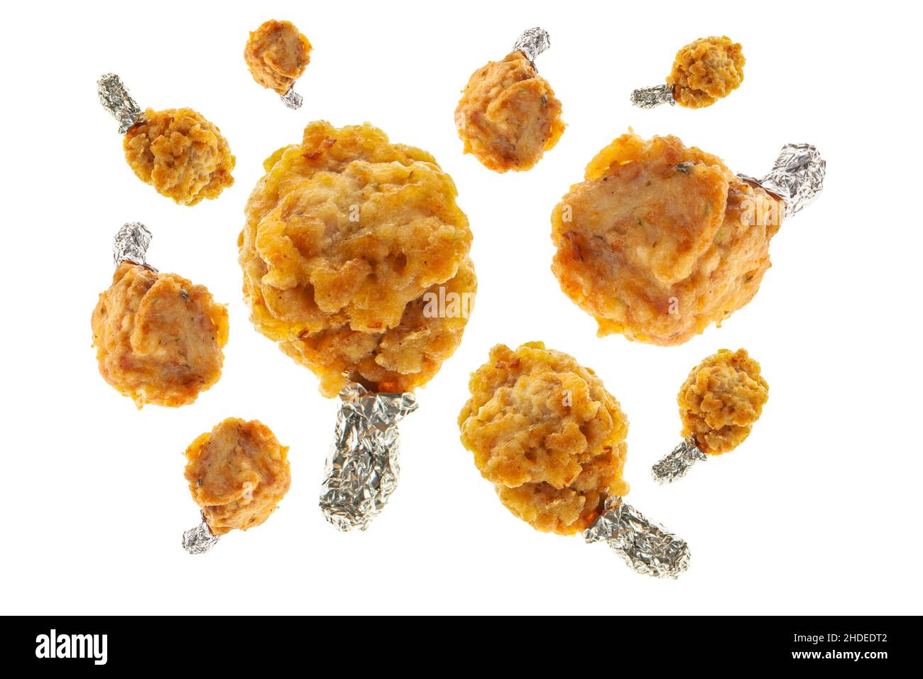 Lecca di pollo impanata con lamina d'argento isolata su sfondo bianco. Foto Stock