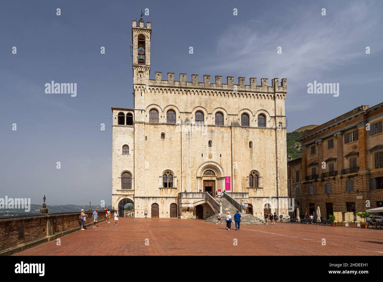 Il medievale Palazzo dei Consoli si trova in Piazza grande, il punto di riferimento principale di Gubbio. Gubbio, Umbria, 2021 agosto Foto Stock