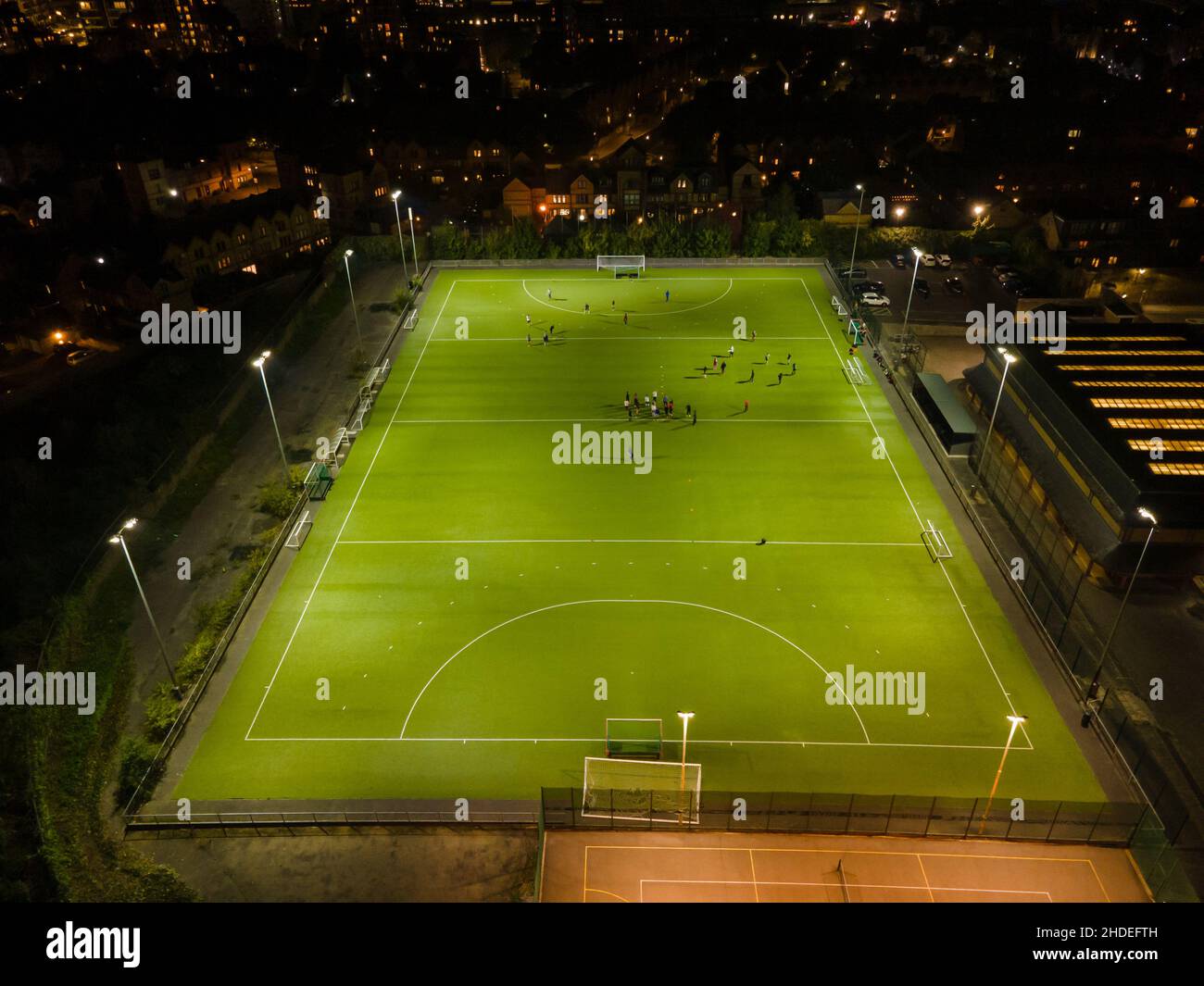 Partita di calcio allo Sports Center di Londra. Vista aerea del drone di notte Foto Stock