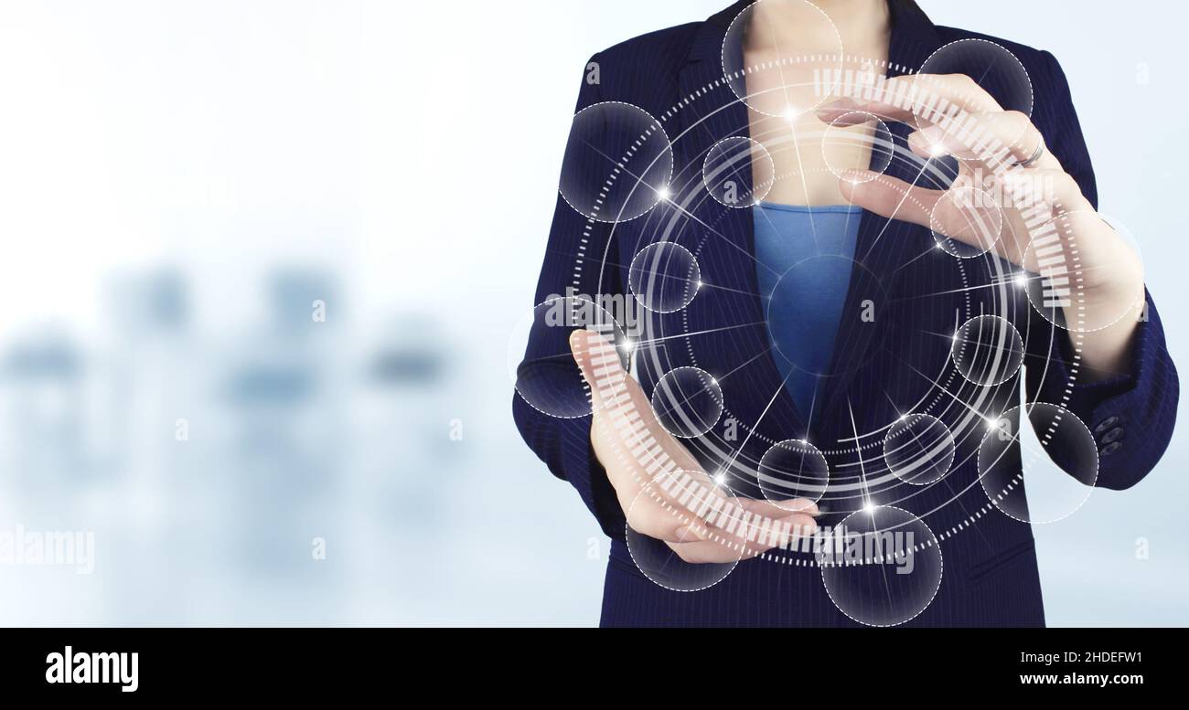Comunicazione di rete di affari e innovazione.due mano che tiene l'icona del diagramma circolare olografico virtuale con la luce sfocata indietro. Supporto tecnico Cu Foto Stock