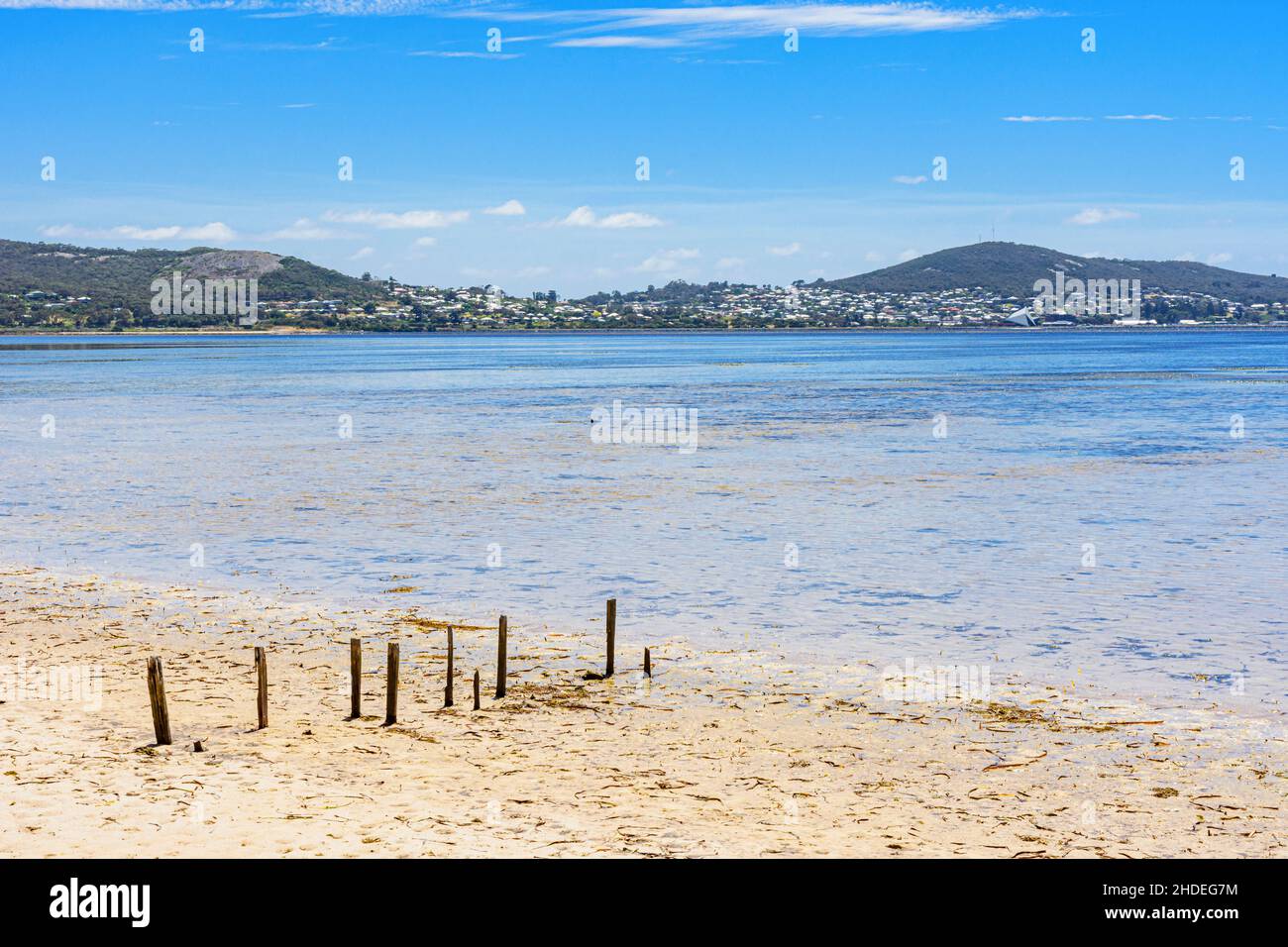 Guardando attraverso il Princess Royal Harbour verso la cittadina collinare e il porto di Albany, Australia Occidentale, Australia Foto Stock