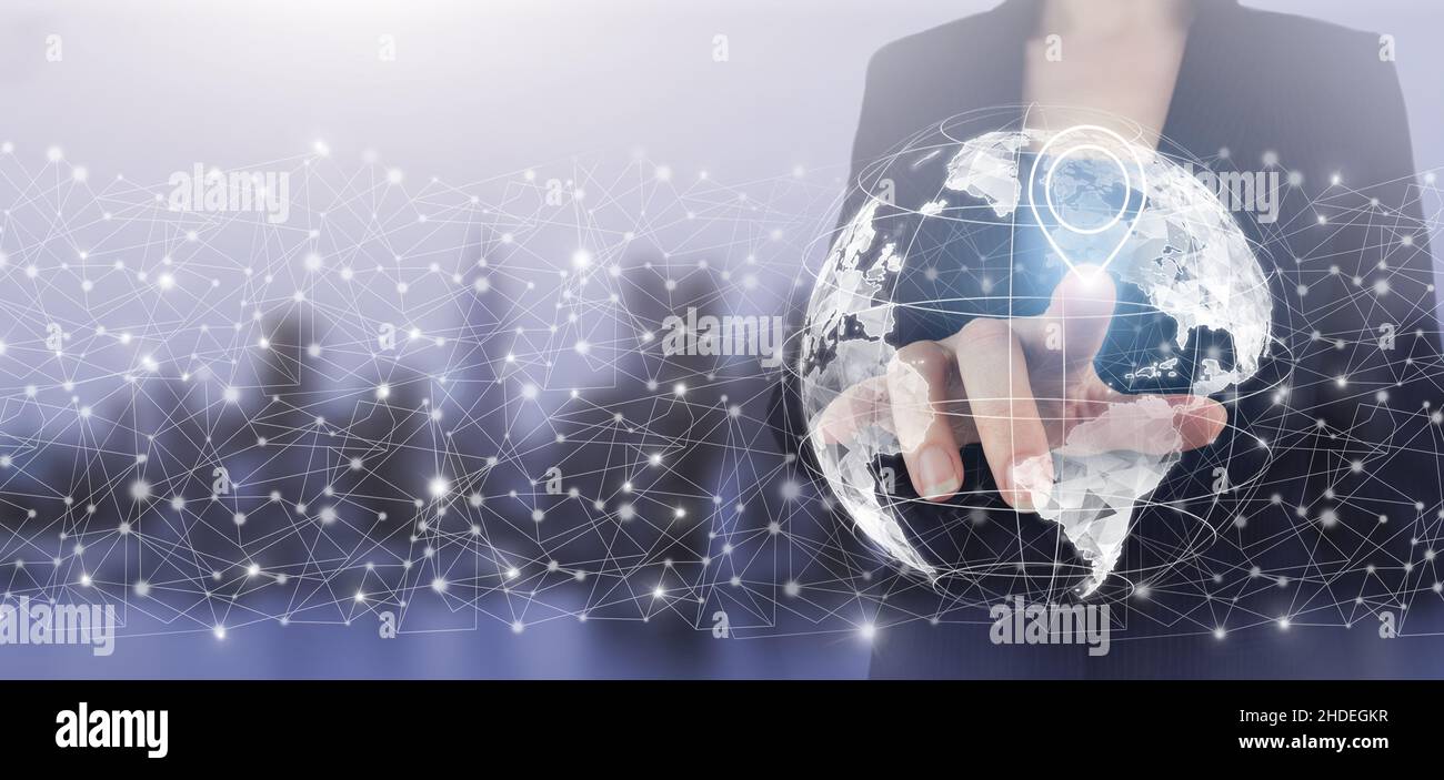 International business Concept.Hand touch schermo digitale ologramma mondo, terra, mappa, globesign sulla città luce sfondo sfocato. Telecom mondiale globale Foto Stock