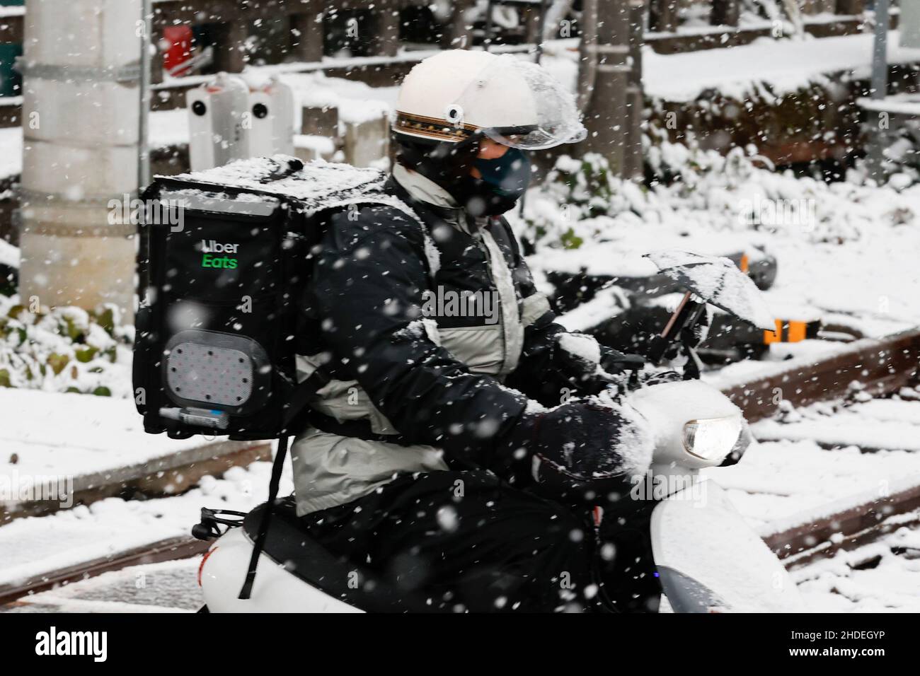 Tokyo, Giappone. 6th Jan 2022. Un Uber mangia cibo sotto la neve che cade a Tokyo. Le pesanti nevicate hanno colpito Tokyo per la prima volta dell'anno. (Credit Image: © Rodrigo Reyes Marin/ZUMA Press Wire) Credit: ZUMA Press, Inc./Alamy Live News Foto Stock