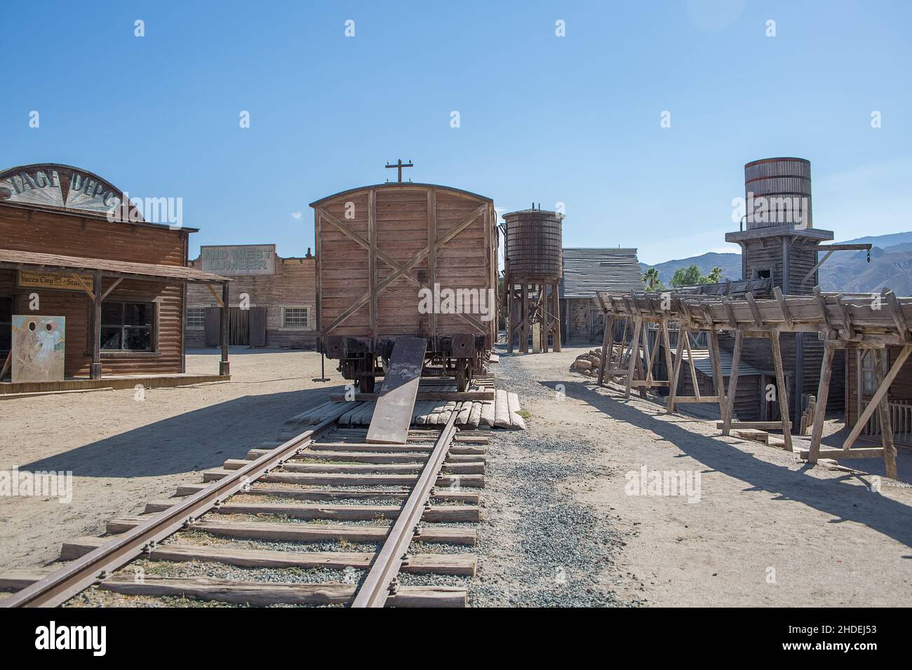 Alméria Spagna - 09 15 2021: Vista di una pista ferroviaria con un vecchio carro in legno classico, sul Oasys - Mini Hollywood, parco a tema spagnolo in stile occidentale, t Foto Stock