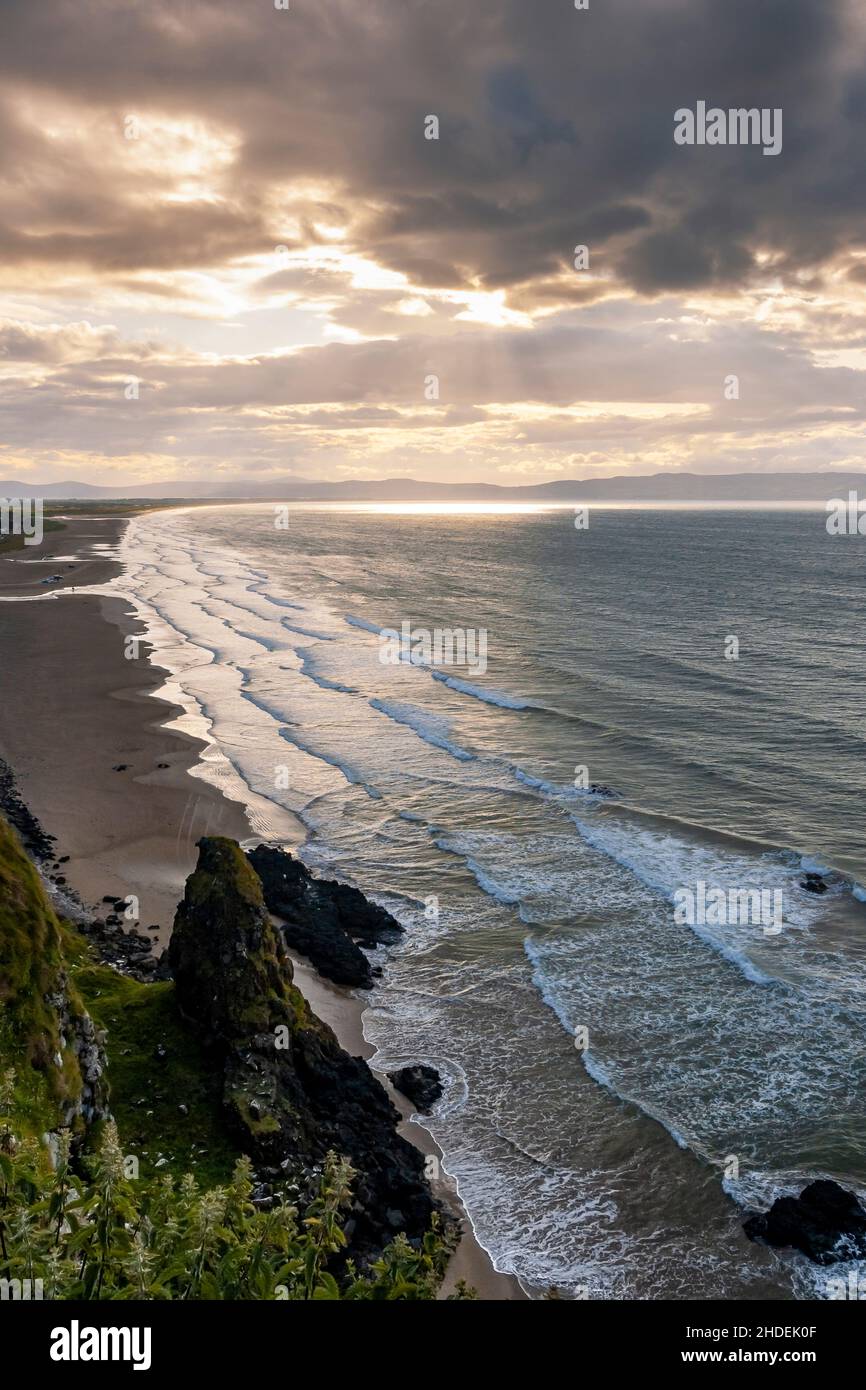 Vista della spiaggia di Downhill nell'Irlanda del Nord durante un tramonto estivo Foto Stock