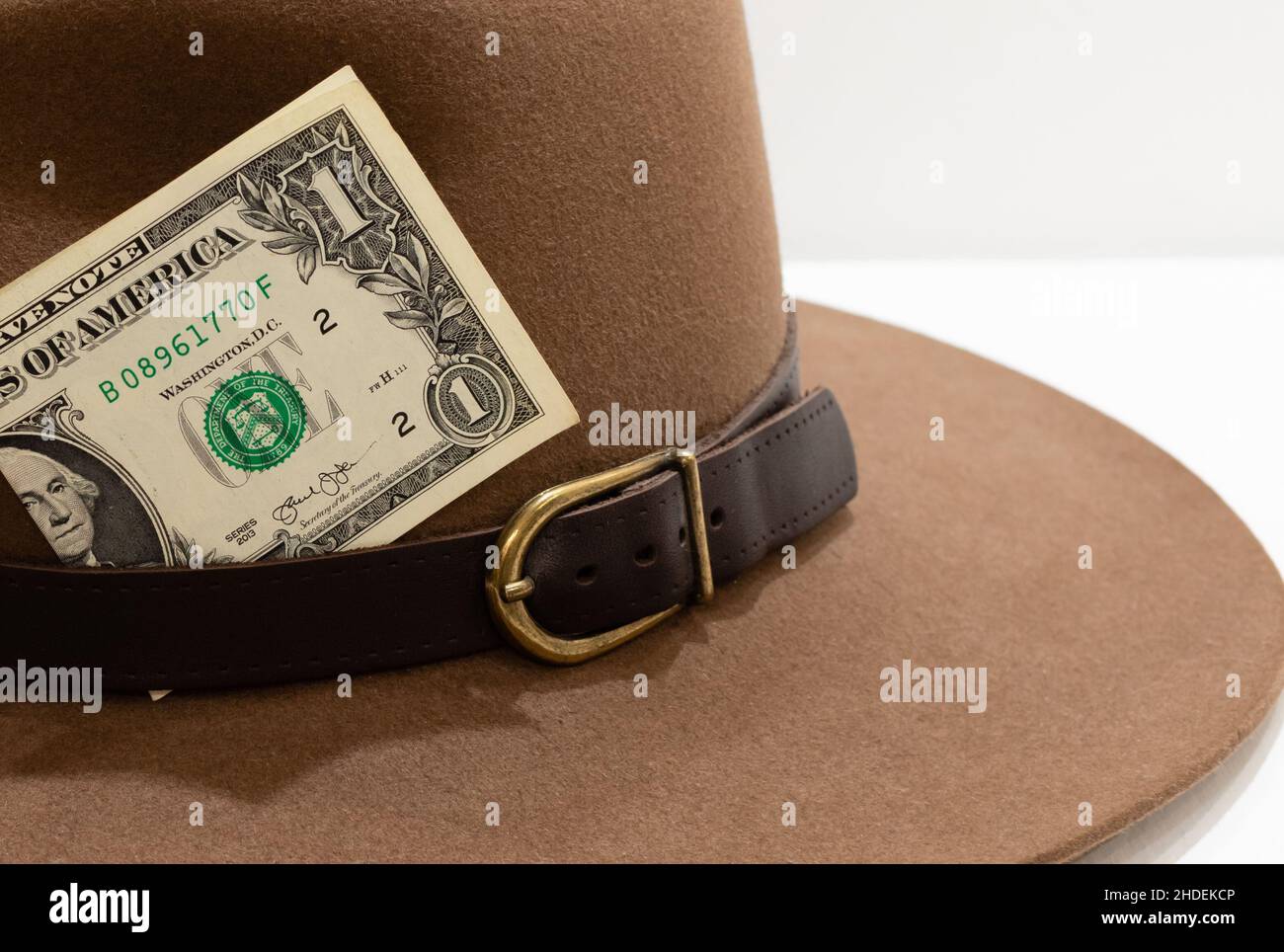 Una banconota da dollaro in feltro su sfondo sfocato Foto Stock