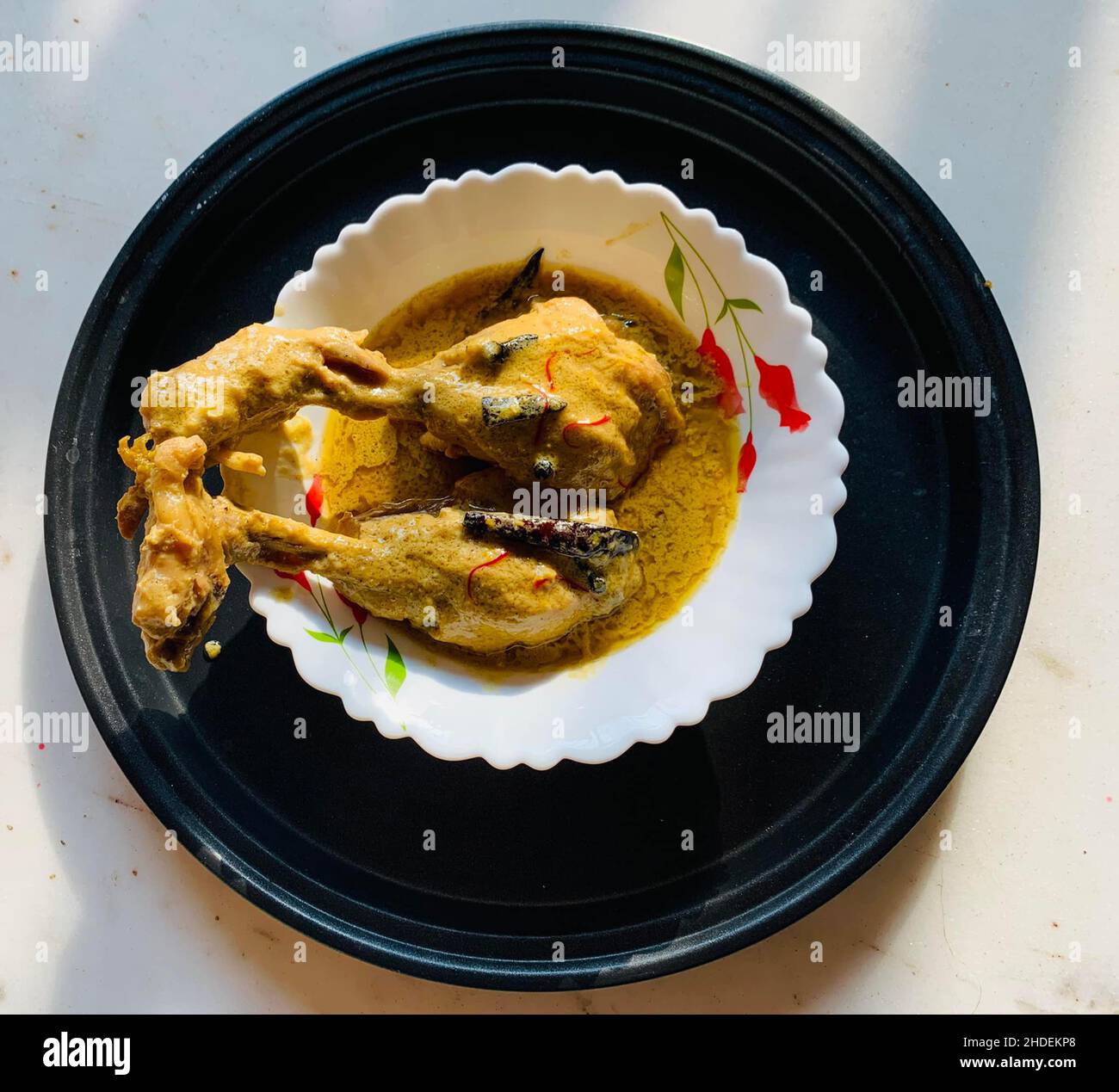 Chicken Rezala è una preparazione di Mughlai che viene preparata con pollo succoso su ossa tradizionalmente lento cotto in un estremamente saporito Foto Stock