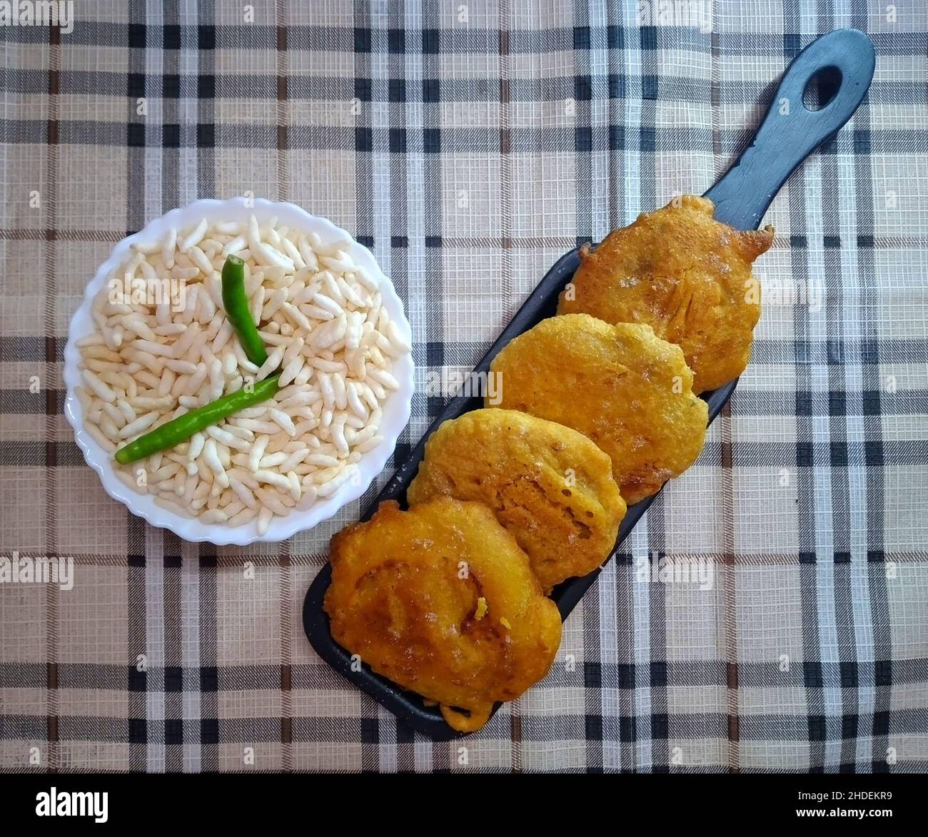 Le frittelle di patate o di trito di Alur sono abbinate al muri (riso soffiato) Foto Stock