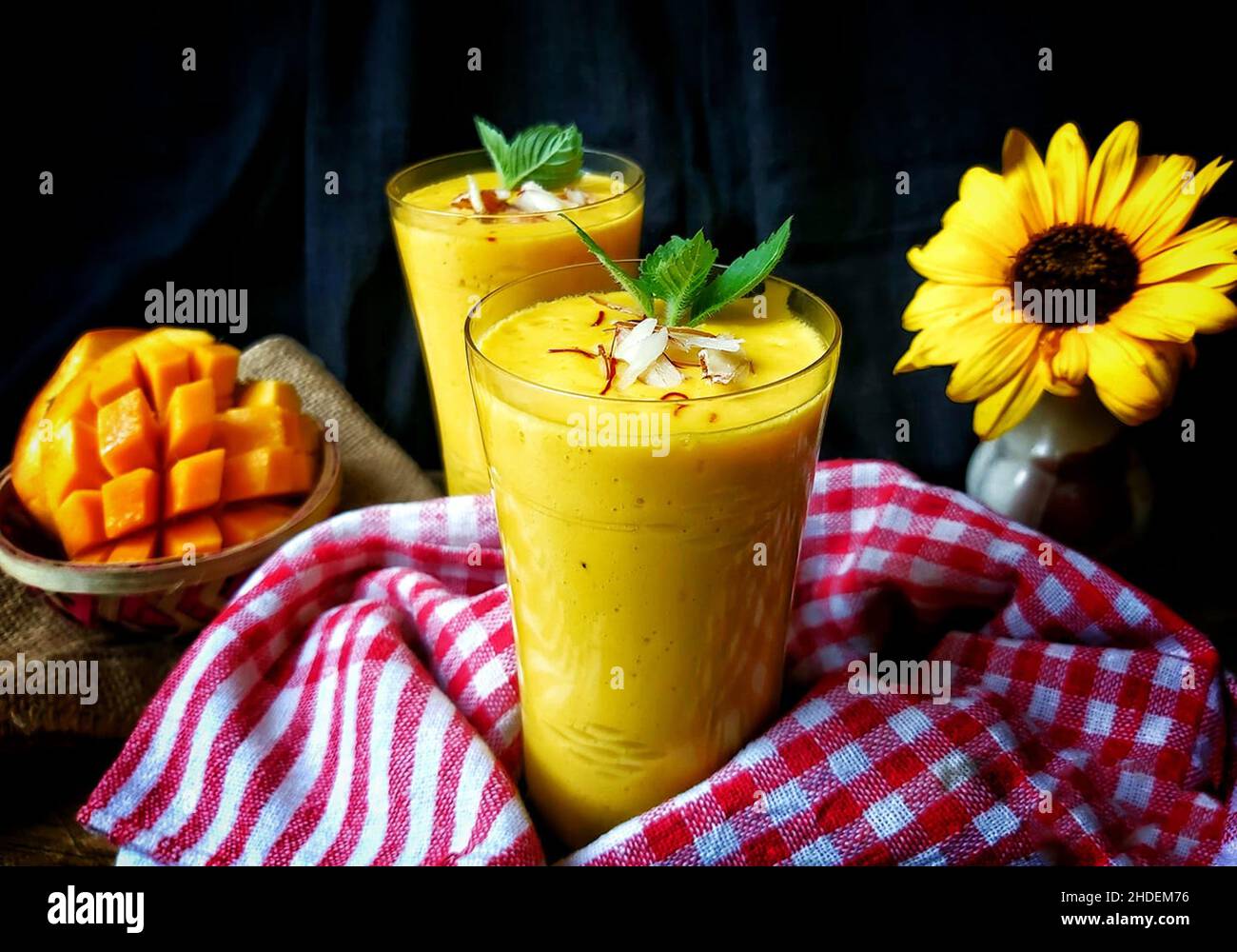Il Mango lassi è una bevanda rinfrescante allo yogurt, perfetta per le estati calde Foto Stock