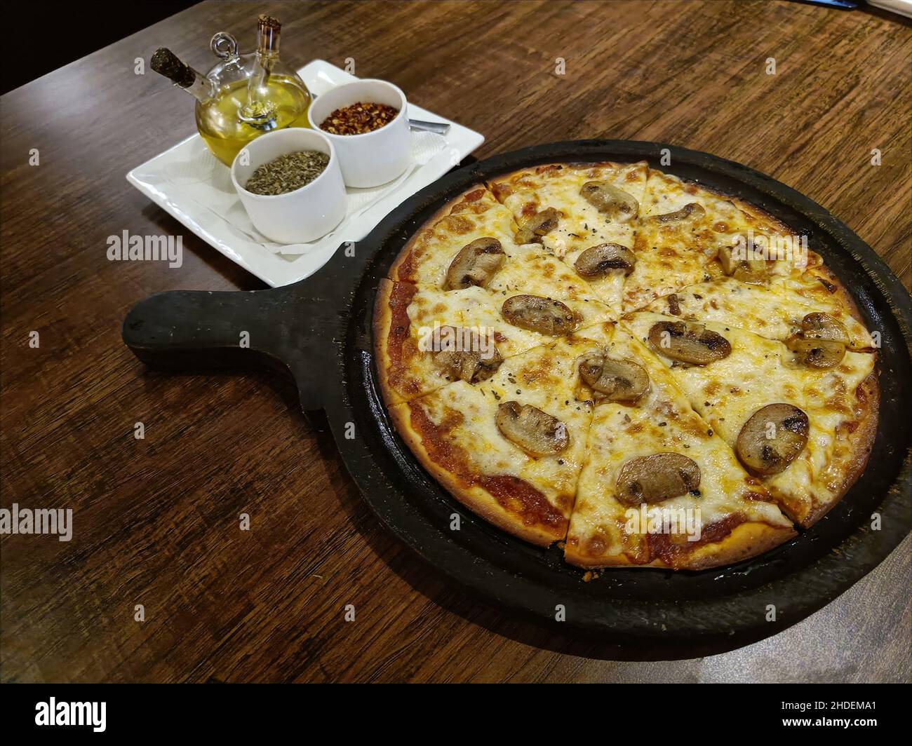 Il FUNGHI è una varietà di pizza italiana, tradizionalmente condita con salsa di pomodoro, mozzarella, funghi, olio e prezzemolo Foto Stock