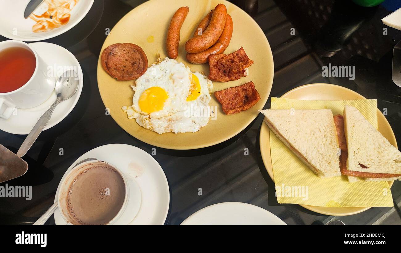 La colazione con piatto di salsiccia di pollo è una ricetta semplice Foto Stock