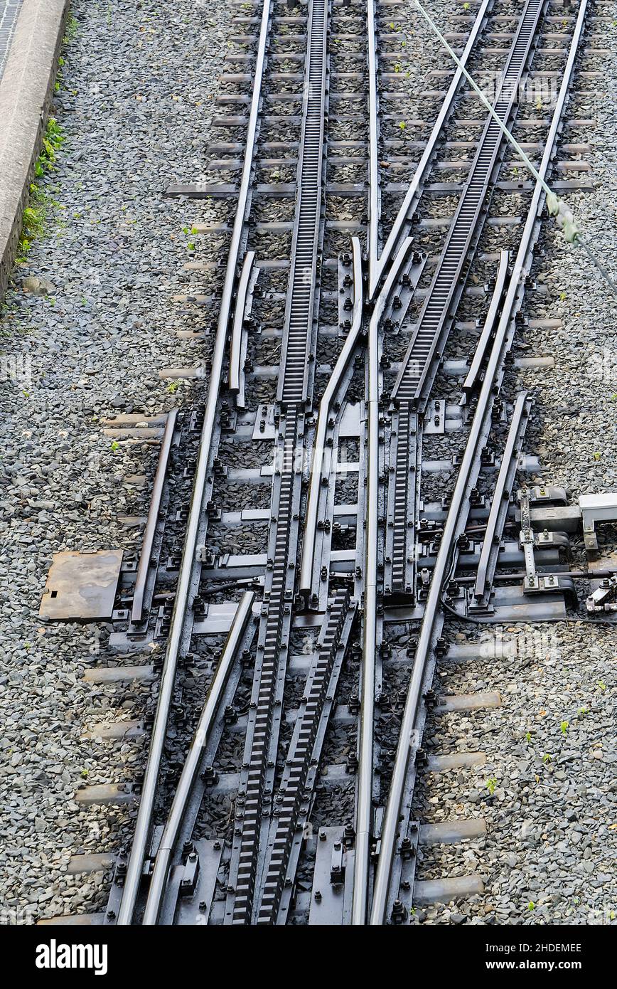 commutatore ferroviario. Il funzionamento di un interruttore ferroviario. Freccia che accende la ferrovia. Vecchie frecce ferroviarie. Foto Stock