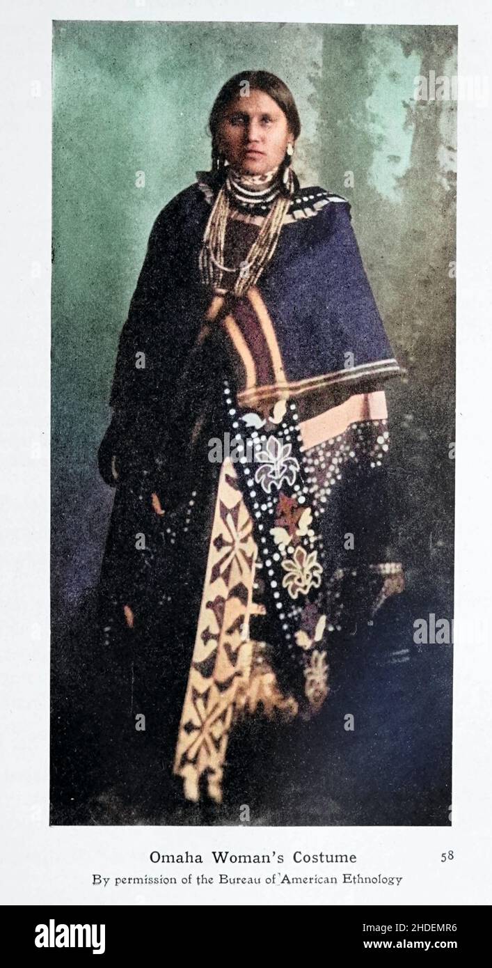 Immagine colorata a macchina del costume di una donna di Omaha [gli Omaha sono una tribù universalmente riconosciuta dei nativi americani del Midwest che risiedono nella riserva di Omaha nel Nebraska nord-orientale e nell'Iowa occidentale, Stati Uniti]. Dal libro ' i miti degli Indiani nordamericani ' di Lewis Spence, pubblicato a Londra da George G. Harrap & Company nel 1912 Foto Stock