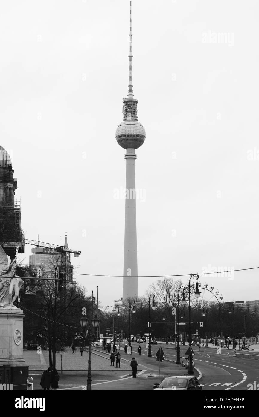 Colpo verticale della torre Fernsehturm in nero in bianco a Berlino, Germania Foto Stock