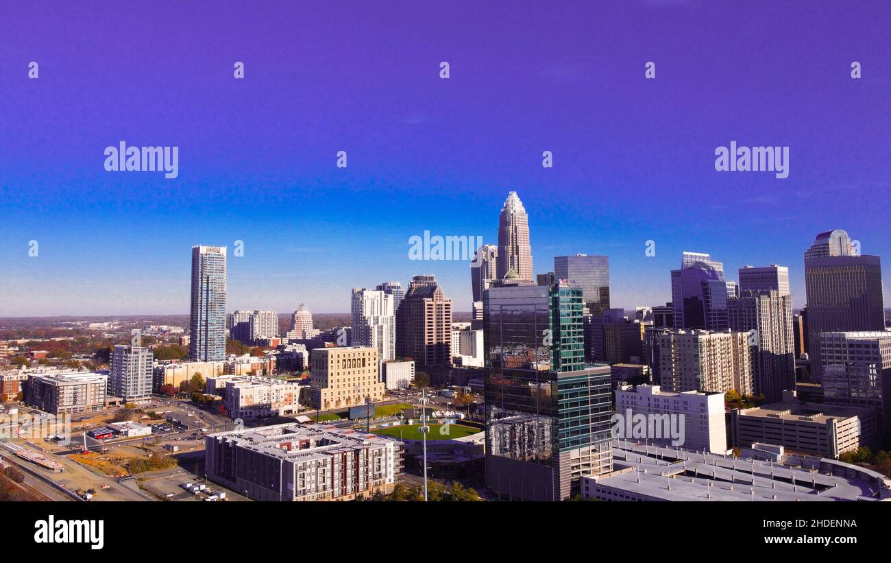 Bellissimo scatto dello skyline di Charlotte, North Carolina, sotto un cielo viola chiaro Foto Stock