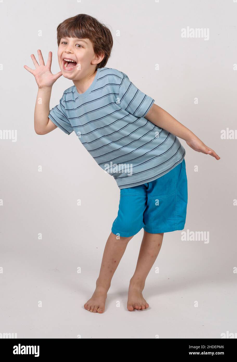 Giovane ragazzo di sei facce che tirano il modello rilascia Foto Stock