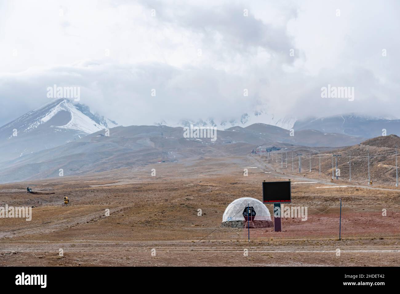 Un monte vulcanico Erciyes a Kayseri. Montagna di scarlatto nevoso. Erciyes è un grande stratovulcano, che raggiunge un'altezza di 3.864 m è la montagna più alta Foto Stock
