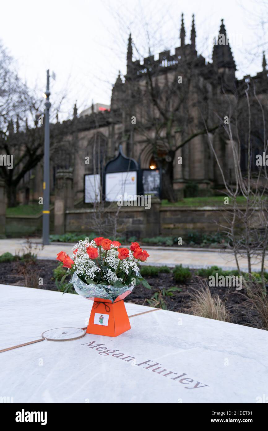 Manchester, Regno Unito, 6th gennaio 2022. Glade of Light un momorial per le vittime della bomba di Manchester del 2017 è visto dopo essere stato aperto al pubblico, Manchester, Regno Unito. Il monumento descritto come un 'alone' di marmo bianco porta i nomi di coloro che sono stati uccisi nelle atrocità del 2017. Credit: Jon Super/Alamy Live News. Foto Stock