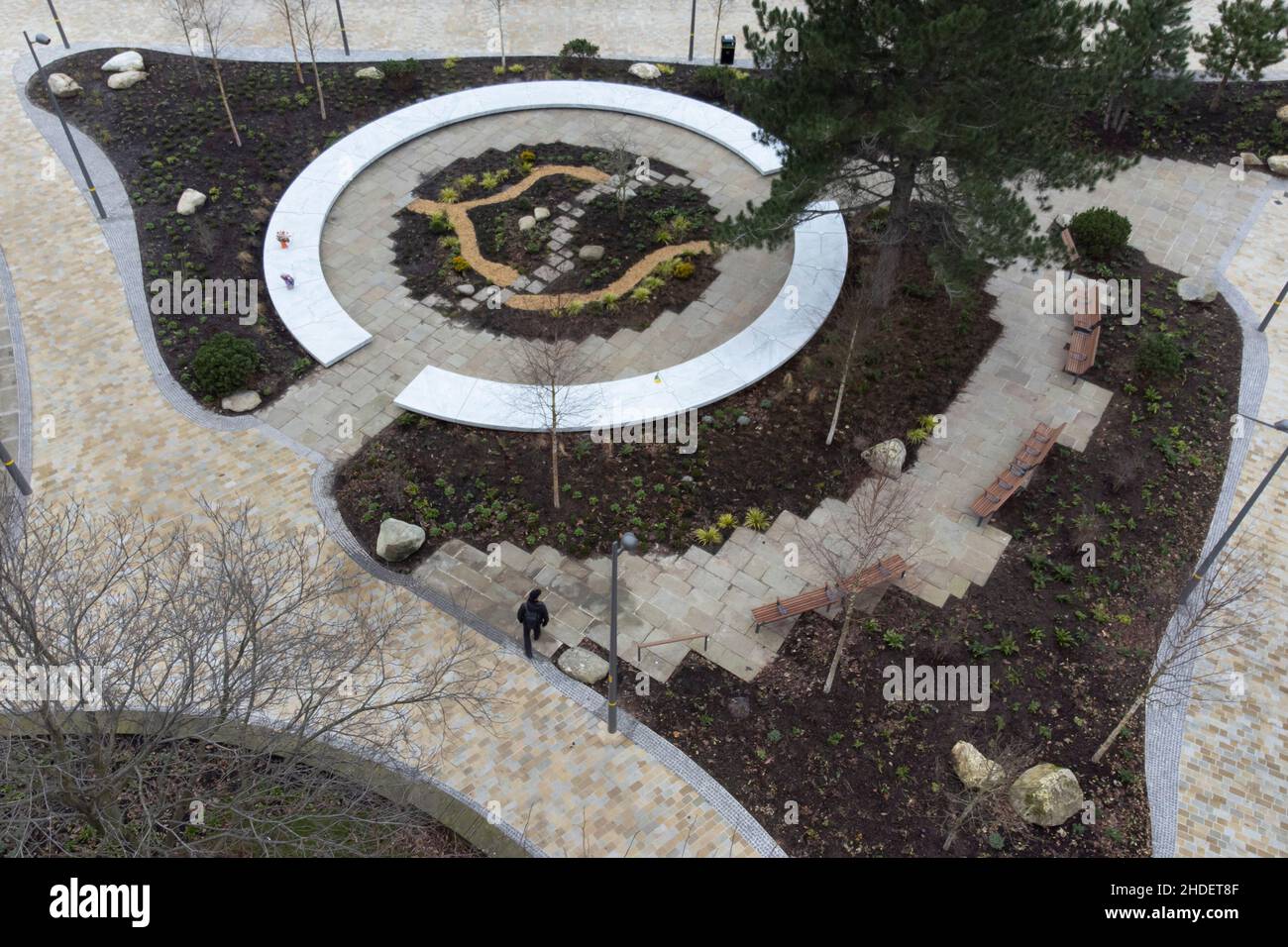 Manchester, Regno Unito, 6th gennaio 2022. Glade of Light un momorial per le vittime della bomba di Manchester del 2017 è visto dopo essere stato aperto al pubblico, Manchester, Regno Unito. Il monumento descritto come un 'alone' di marmo bianco porta i nomi di coloro che sono stati uccisi nelle atrocità del 2017. Credit: Jon Super/Alamy Live News. Foto Stock