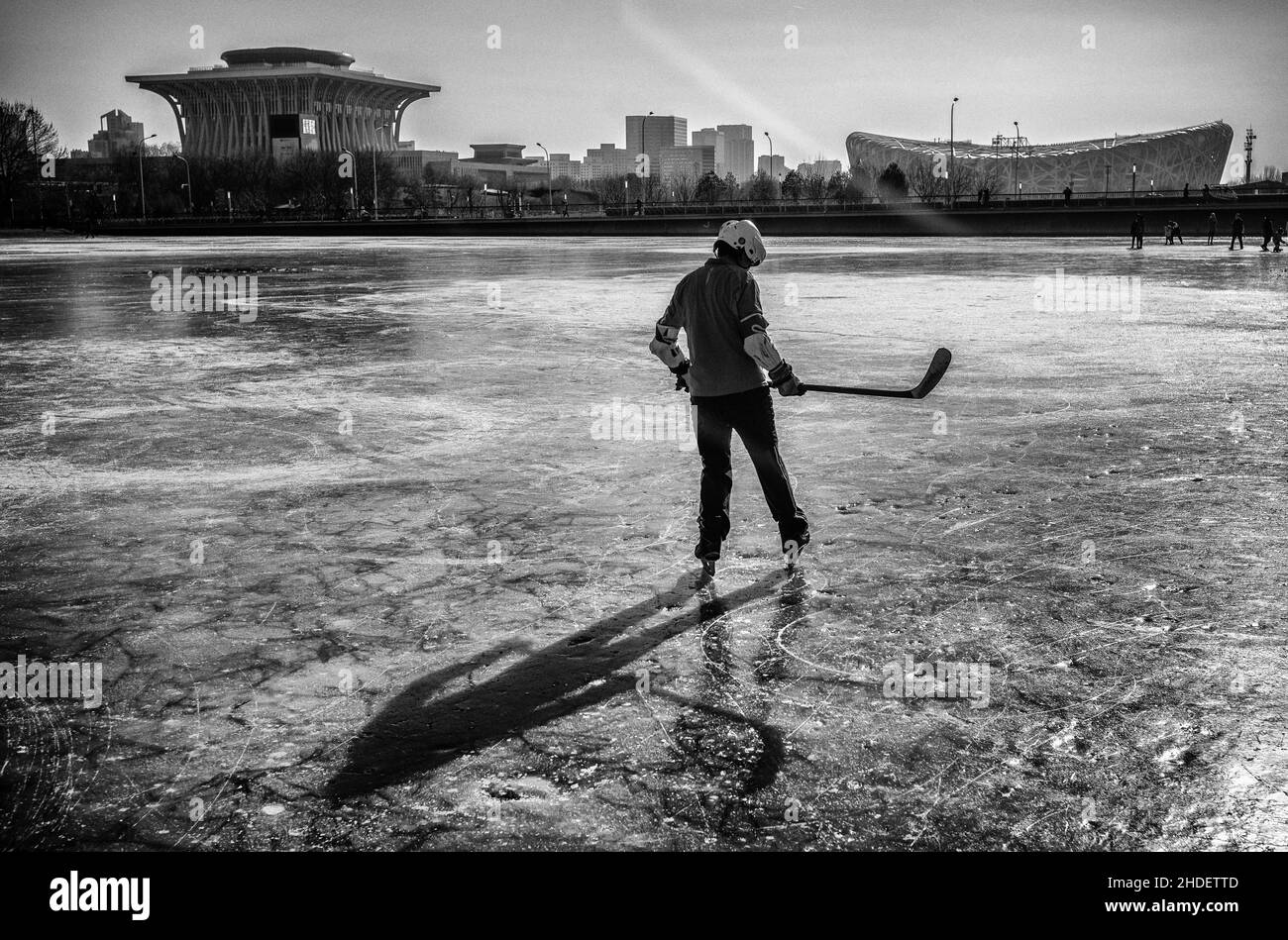 Pechino, Cina. 06th Jan 2022. Giocatore di hockey su un lago ghiacciato vicino al Nest, Stadio Nazionale, il luogo per tenere la cerimonia di apertura dei Giochi Olimpici invernali a Pechino, Cina il 06/01/2022 da Wiktor Dabkowski Credit: dpa/Alamy Live News Foto Stock