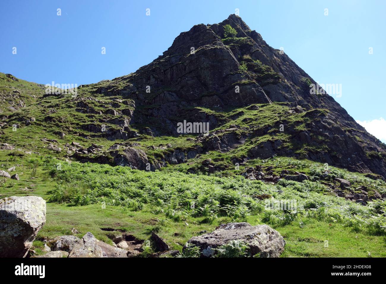 'Lining Crag' vicino a Greenup Gill sulla Coast to Coast Path (C2C) a Borrowdale, Lake District National Park. Inghilterra, Regno Unito. Foto Stock