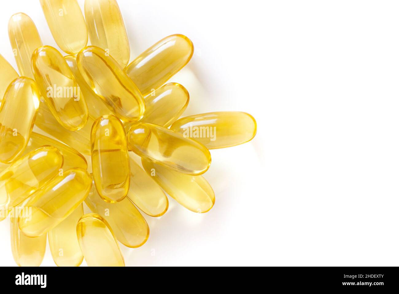 Vista dall'alto dettaglio di omega 3 supplementi isolati su sfondo bianco. Foto Stock