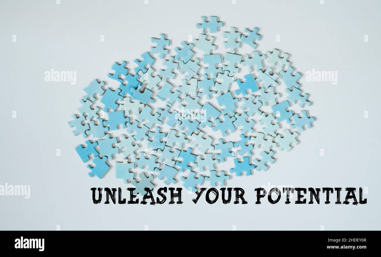 libera il tuo potenziale, puzzle e didascalia, creatività, idea, business, concetto di risorse umane Foto Stock